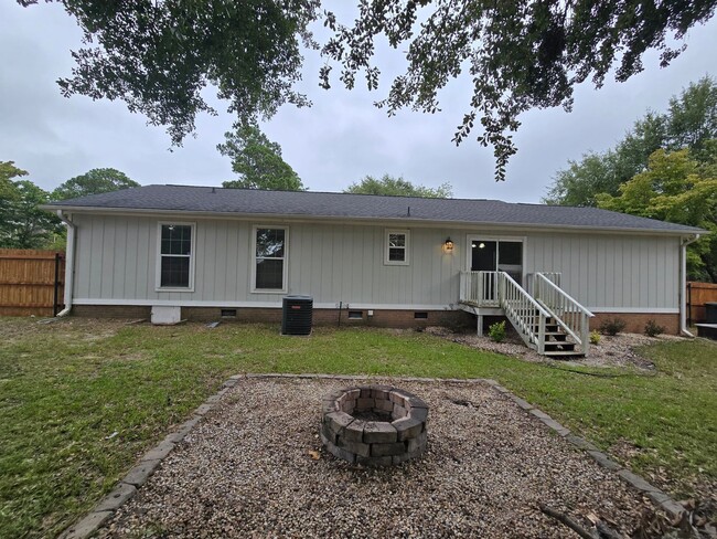 Building Photo - NEW LISTING!!!!!