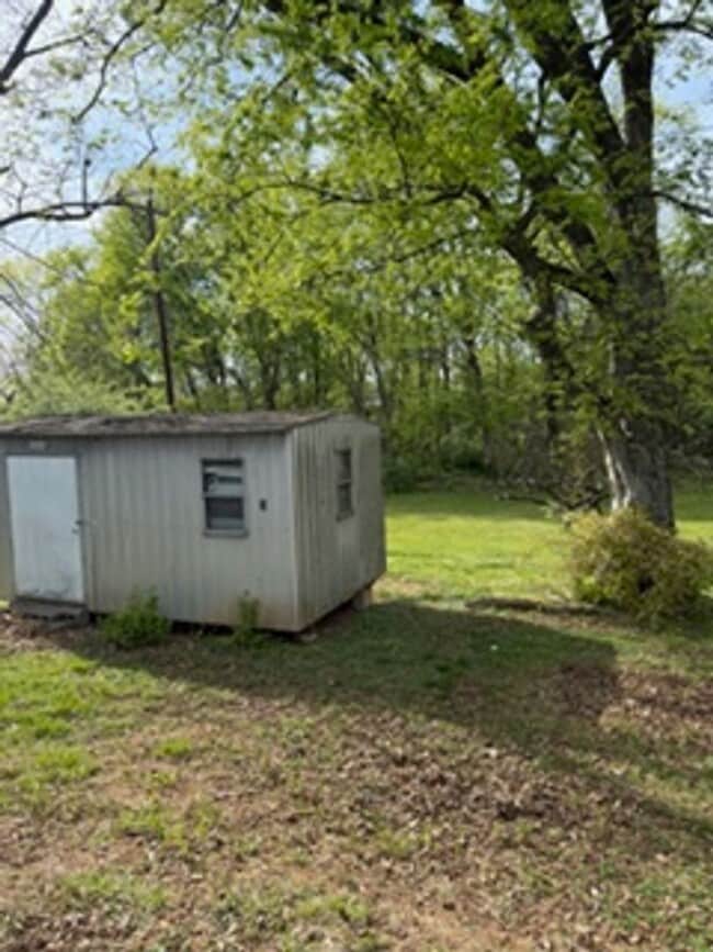 Building Photo - Alcoa City services and Schools 3 bedroom  home. call Debra Johnson 865-591-8281