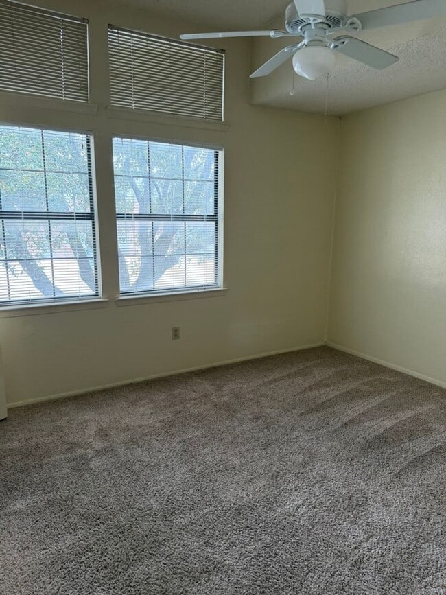 Building Photo - Conveniently Located 2 Bedroom Unit