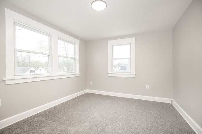 Building Photo - 3-BED, 1 BATH BEAUTIFUL SINGLE- FAMILY HOME IN MAPLE HEIGHTS!