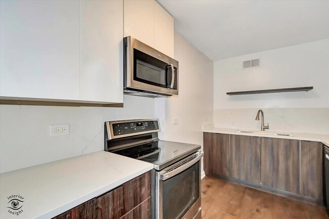 Building Photo - 200 E Delaware Pl