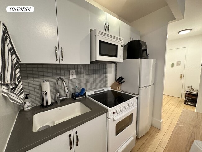 Building Photo - 326 W 47th St