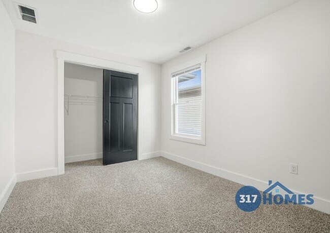 Building Photo - Modern 3 Bedroom Townhome with Skyline Views in Holy Cross