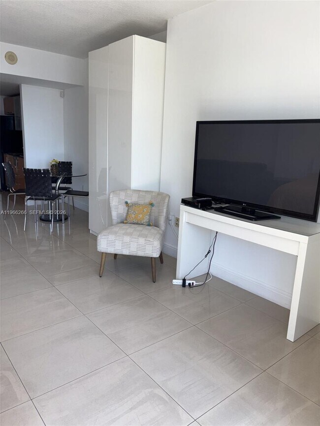 Building Photo - 1750 N Bayshore Dr