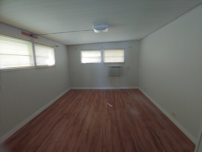 Building Photo - 912 49th Ave W