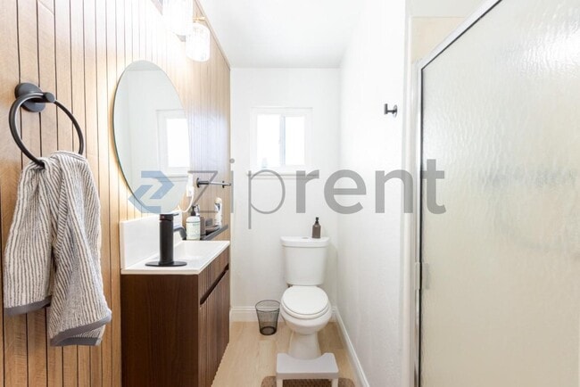 Building Photo - Unit