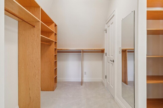 Building Photo - Beautiful, Old-World-style Home in the Heart of Central Menlo Park