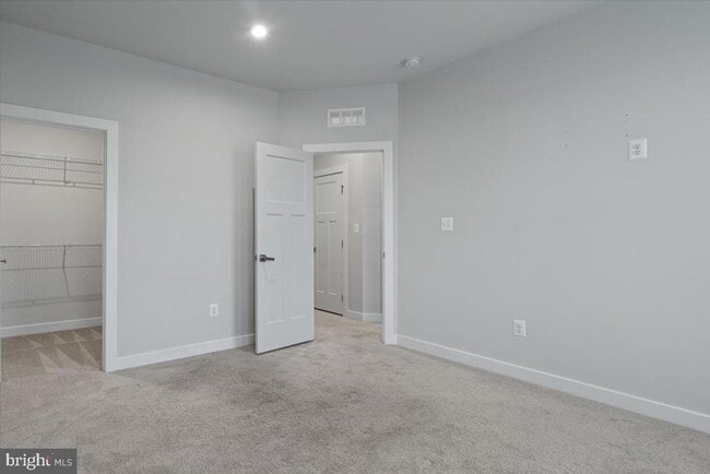 Building Photo - 10007 -A Ruffian Wy