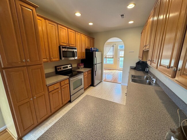Building Photo - Taylor Spring Townhouse With Garage and Basement