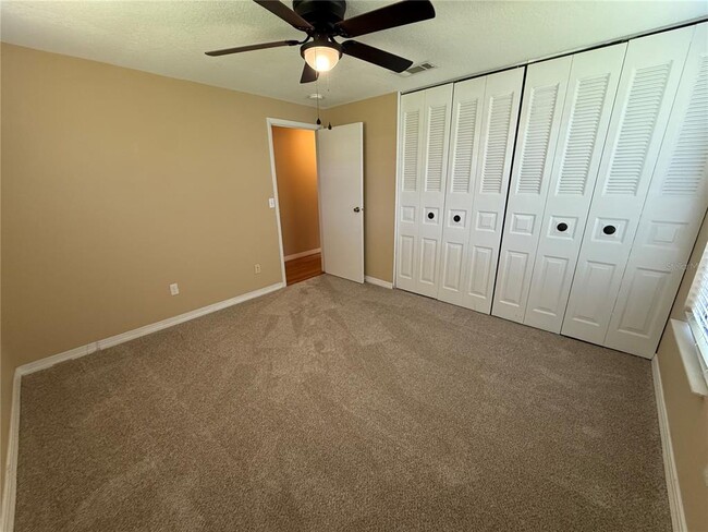 Building Photo - 525 Lakeview Dr