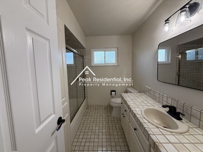 Building Photo - Spacious 3bd/2ba Carmichael Home With Sun Room