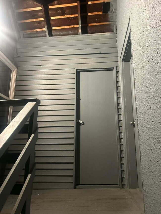 Building Photo - 2324 Clarence Ave