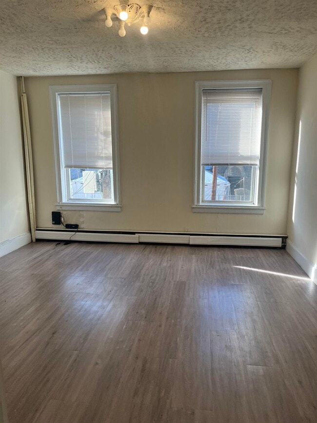 Building Photo - 527 Willow Ave