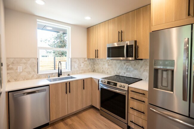 Building Photo - New Modern Ballard Townhouse | 3BR/2BA | Private Patio & Backyard