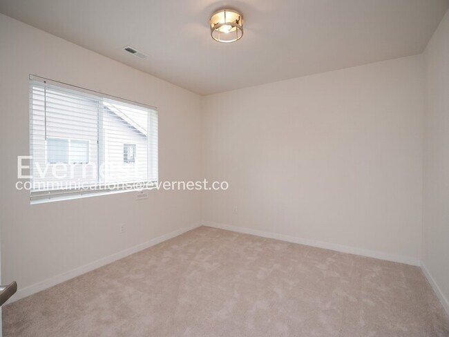 Building Photo - 4 Bed/2.5 Bath Home with Garage / Available Now!