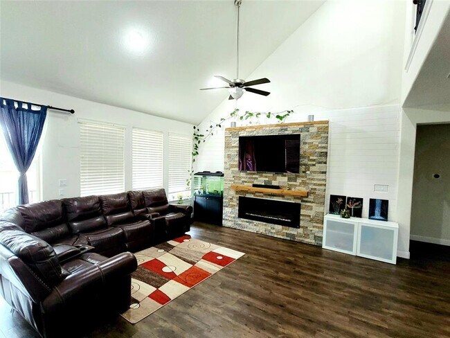 Building Photo - 15821 Cinca Terra Dr