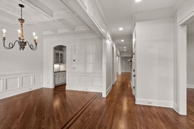 Building Photo - Impeccable Green Hills Home