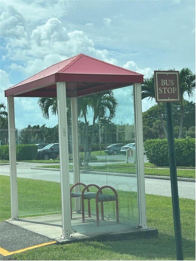 Building Photo - 550 Mansfield M