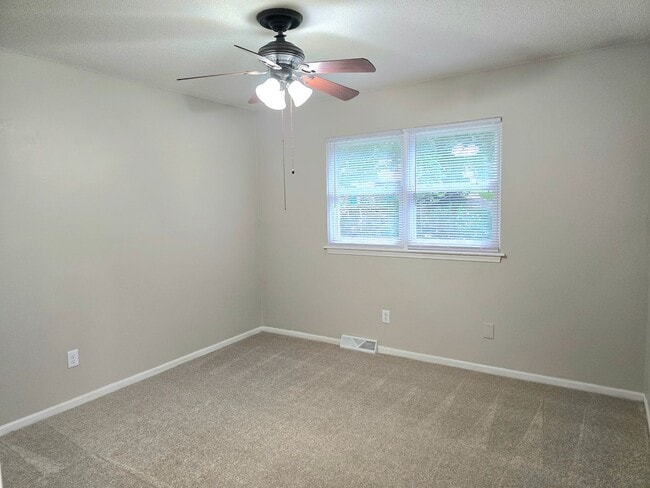 Building Photo - 5814-5816 NW Walnut Ct