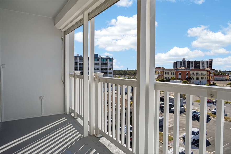 Dining room - 500 Treasure Island Causeway