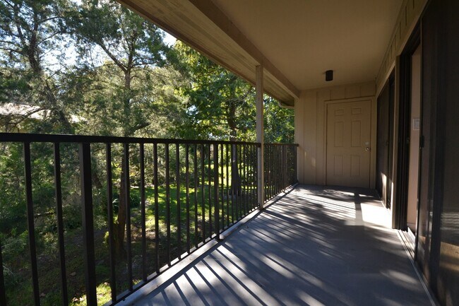 Building Photo - Lovely Winter Springs Condo ~ Vinyl Plank Flooring and Large Screened Patio!