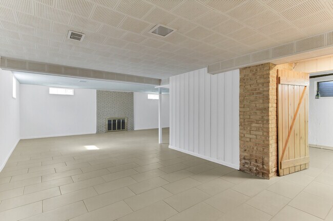 Building Photo - 6817 N Lamon Ave