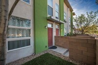 Building Photo - Cute 2 Bedroom 1.5 Bathroom Located In Downtown Albuquerque!