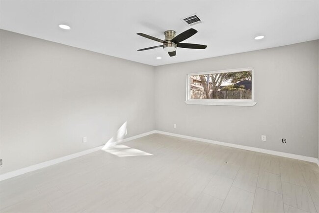 Building Photo - 10811 Tupper Lake Dr