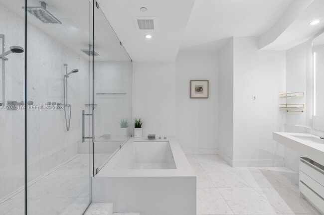 Building Photo - 18555 Collins Ave