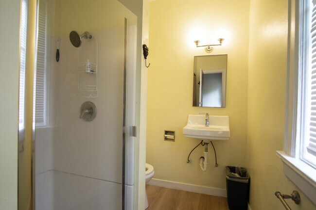 Building Photo - Top Floor Corner Flat in GORGEOUS 1886 Nob...