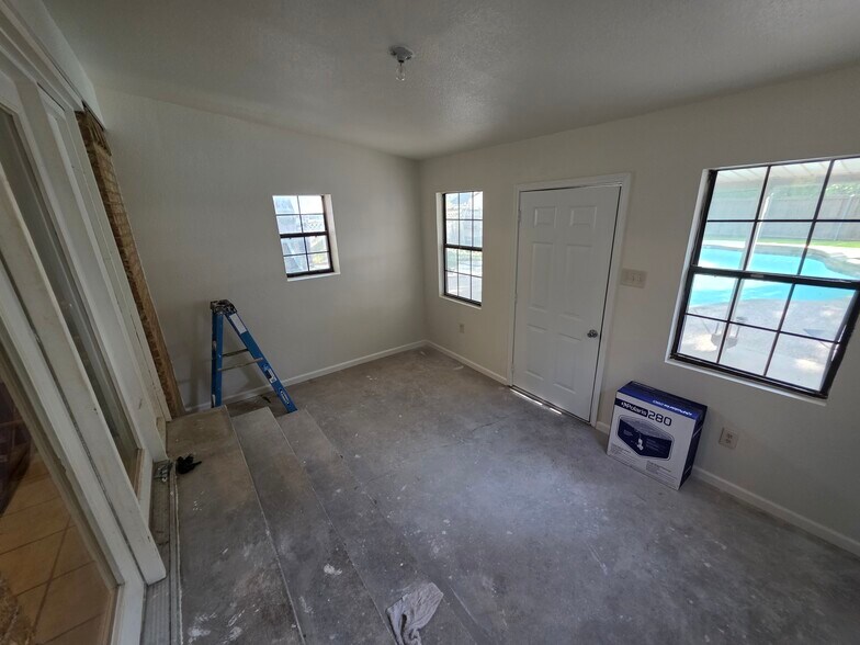 mud room - 4301 Southridge Dr