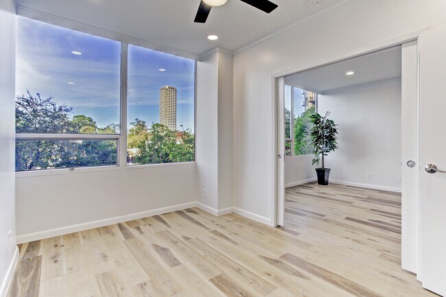 Building Photo - 2701 Westheimer Rd