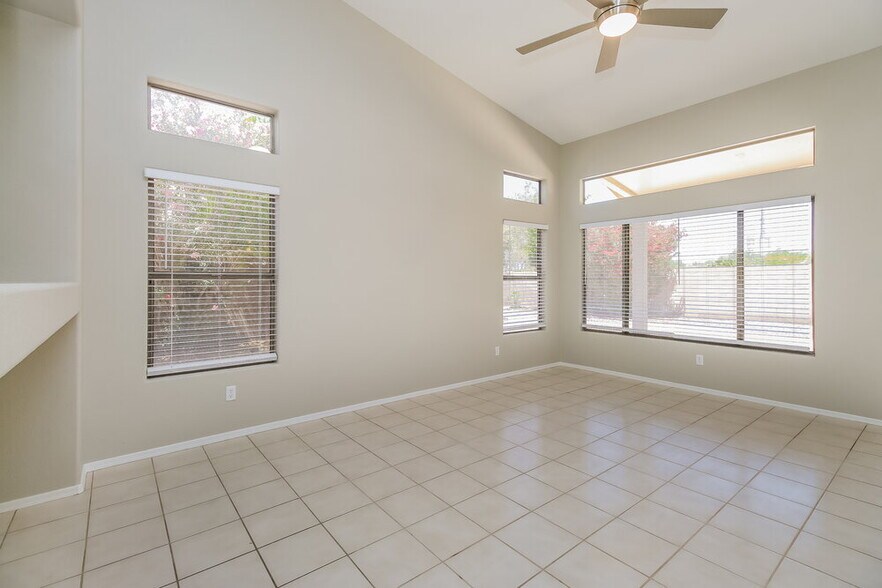 Building Photo - 1542 E Sunrise Way