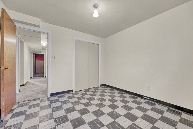 Building Photo - $2,595, 3-bed, 2-bath located in Denver.