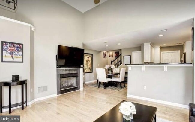 Building Photo - 12085 Trumbull Way