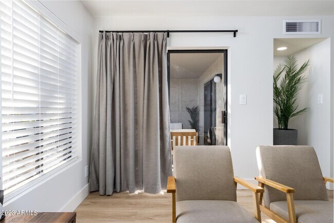 Building Photo - 8649 E Royal Palm Rd