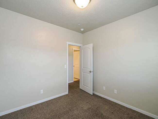 Building Photo - 3 Bedroom, 2 Bathroom Condo