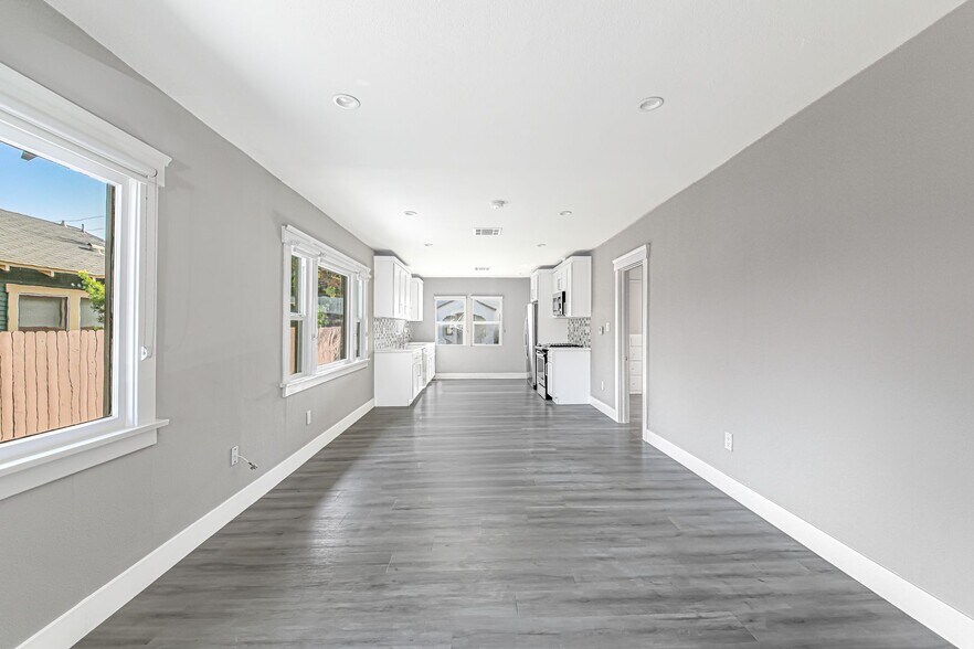 Building Photo - 2914 E 5th St