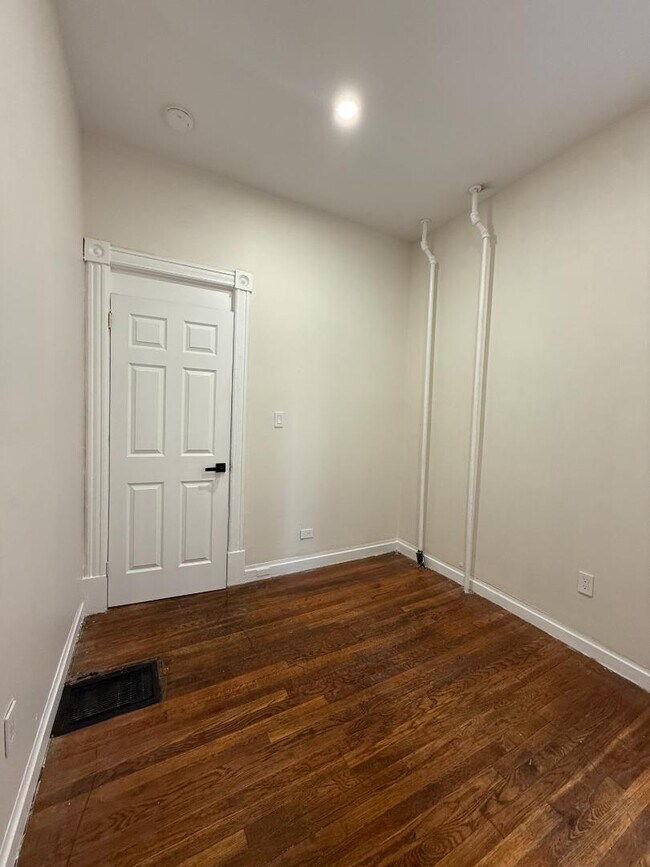 Building Photo - 161 6th Ave