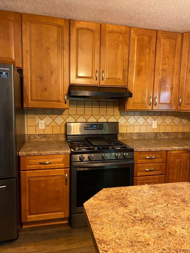 Building Photo - West side location 4br 2.5bth Finished Basement 2crg