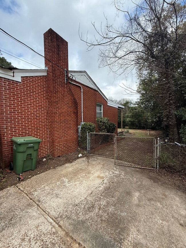 Building Photo - ** 4 bed 2 bath located in Morningview ** Call 334-366-9198 for a self showing