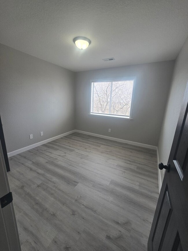 Building Photo - 2 Bedroom , 1 Bathroom Apartment!