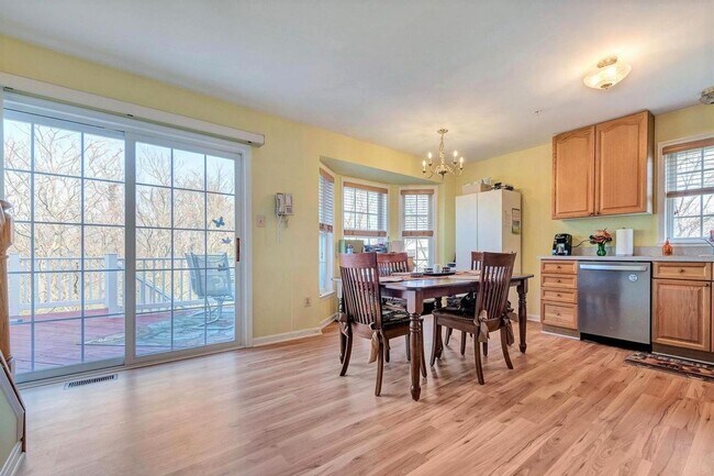 Building Photo - Extremely well maintained END UNIT townhou...