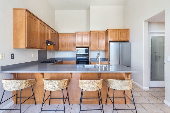 Building Photo - Gorgeous 4 Bedroom with SOLAR in Shadow Lakes!