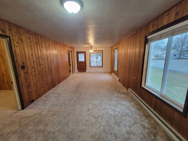 Building Photo - 2 bed 1 Bath in heart of Newport