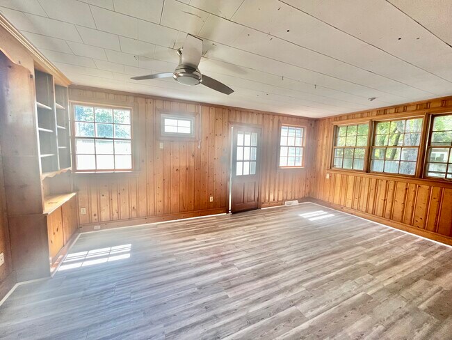 Building Photo - 1105 W Rock Spring Rd