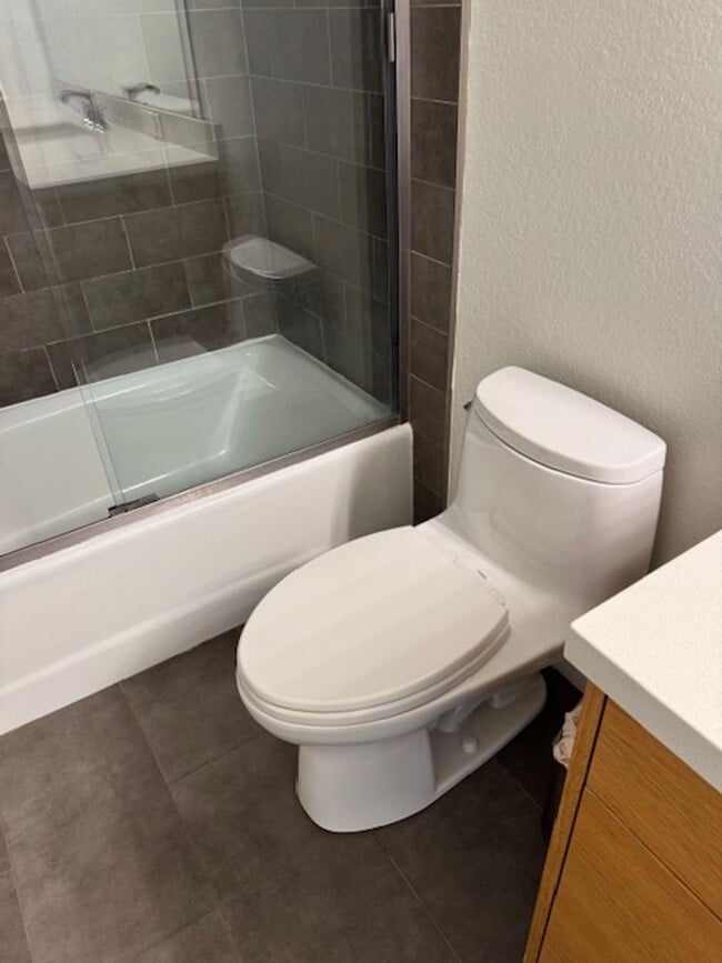 Building Photo - Steps from Alamitos Beach! Modern 1 bed 1 ...