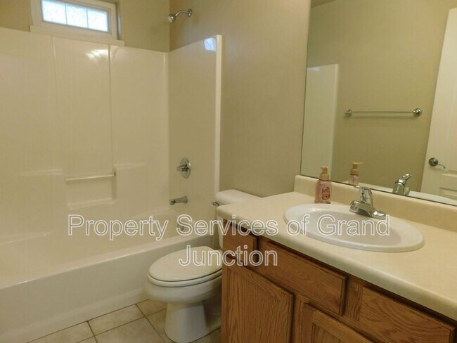 Building Photo - 3136 Shamrock Dr