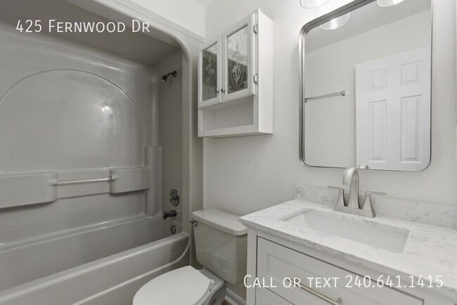 Building Photo - 425 Fernwood Dr