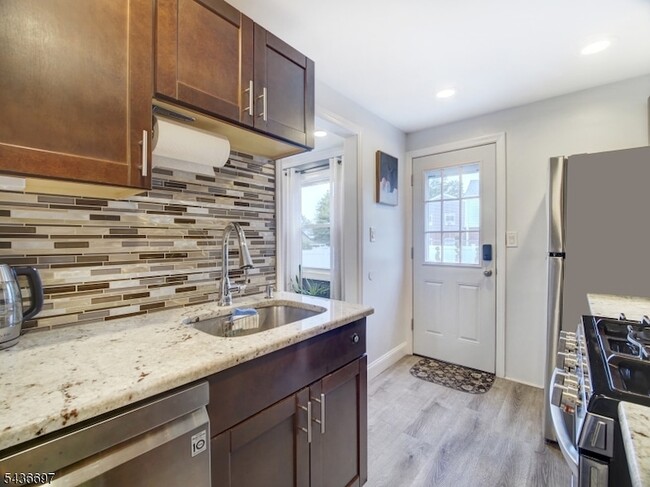 Building Photo - 605 Crescent Dr